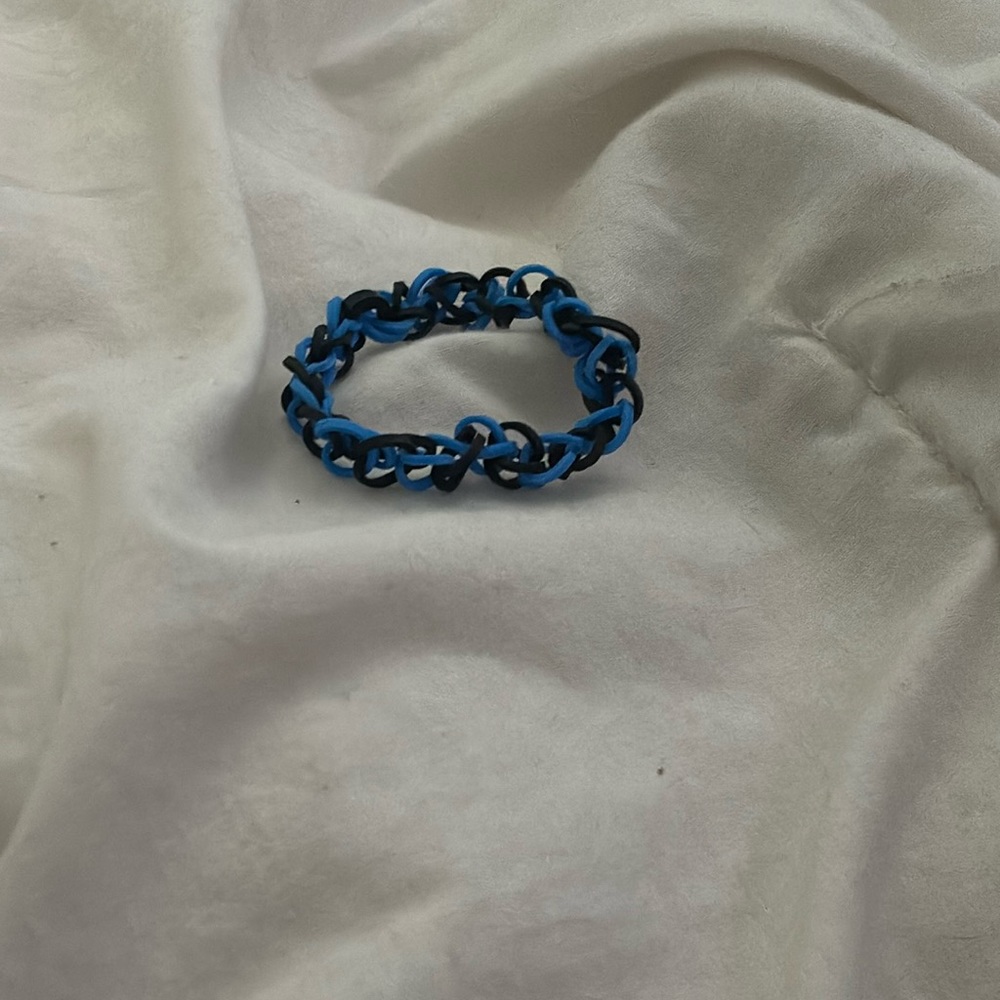 selling homemade rubber band bracelets <33